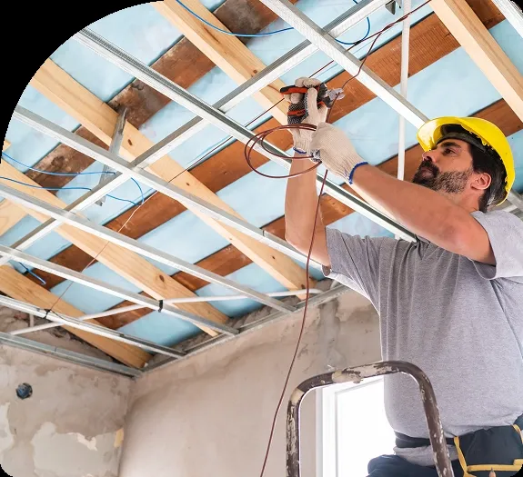 Électricien sur un chantier